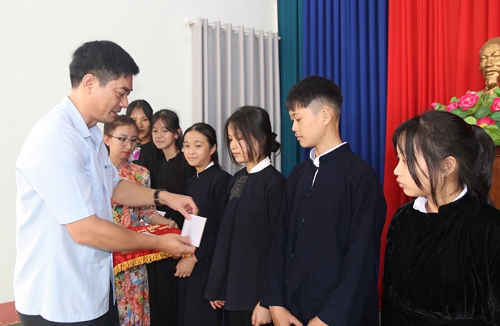 Thứ trưởng Y Vinh Tơr